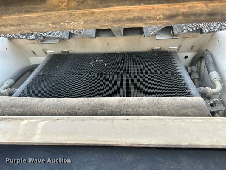 image for item IU9229 2002 Bobcat S250  skid steer loader