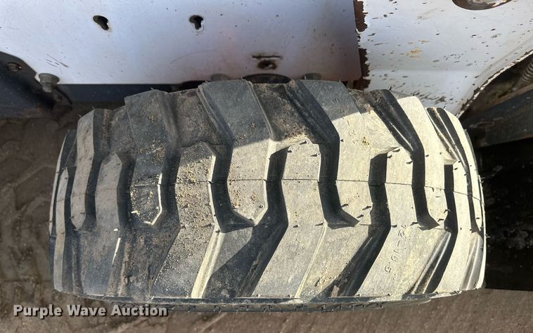 image for item IU9229 2002 Bobcat S250  skid steer loader