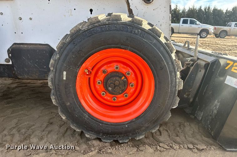 image for item IU9229 2002 Bobcat S250  skid steer loader