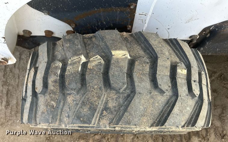 image for item IU9229 2002 Bobcat S250  skid steer loader