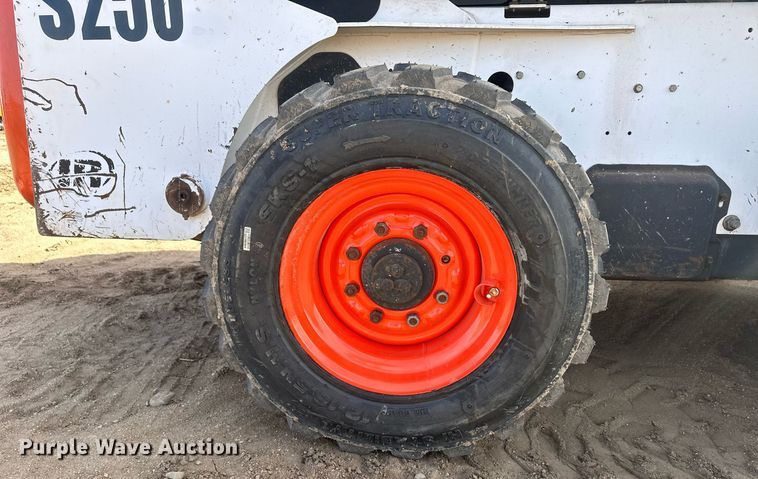 image for item IU9229 2002 Bobcat S250  skid steer loader