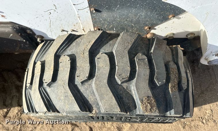 image for item IU9229 2002 Bobcat S250  skid steer loader