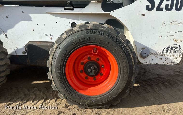 image for item IU9229 2002 Bobcat S250  skid steer loader