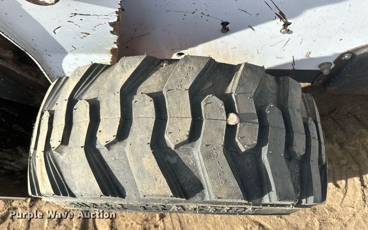 image for item IU9229 2002 Bobcat S250  skid steer loader