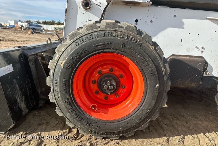 image for item IU9229 2002 Bobcat S250  skid steer loader