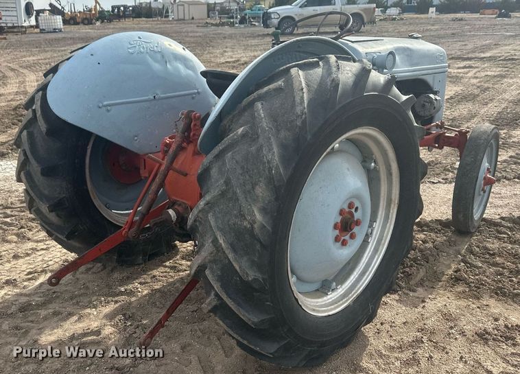 image for item IU9241 Ford  tractor