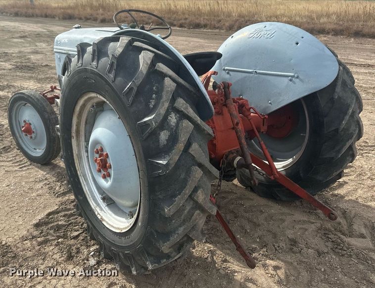 image for item IU9241 Ford  tractor