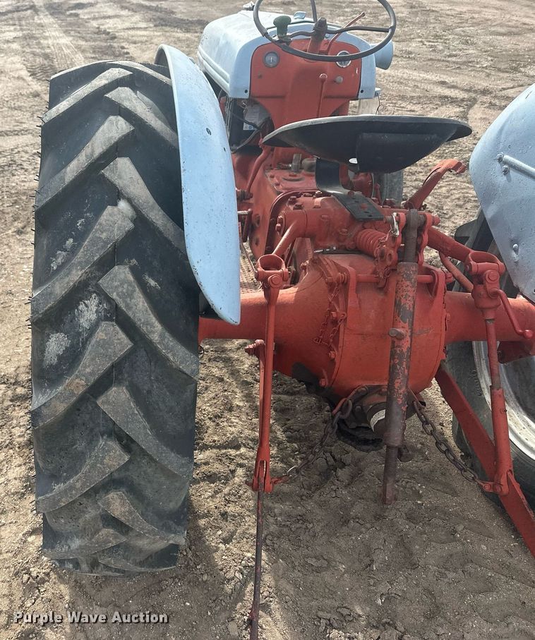 image for item IU9241 Ford  tractor