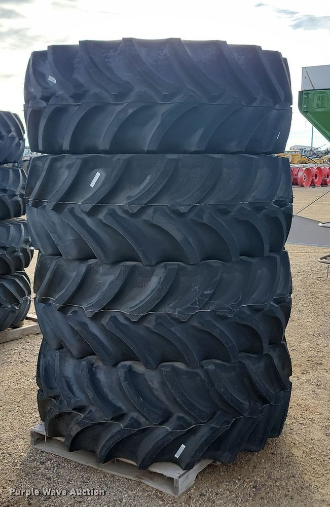 image for item JW9561 (4) Firestone 600/70R28 tires