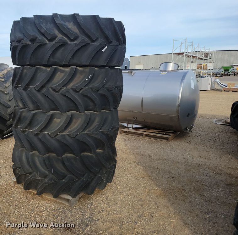 image for item JW9561 (4) Firestone 600/70R28 tires