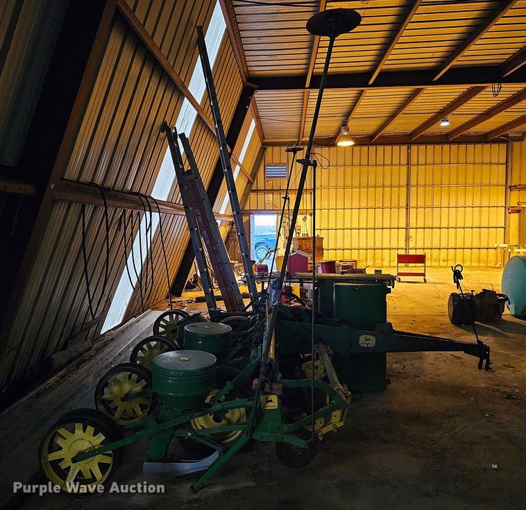 image for item KG9536 John Deere  planter