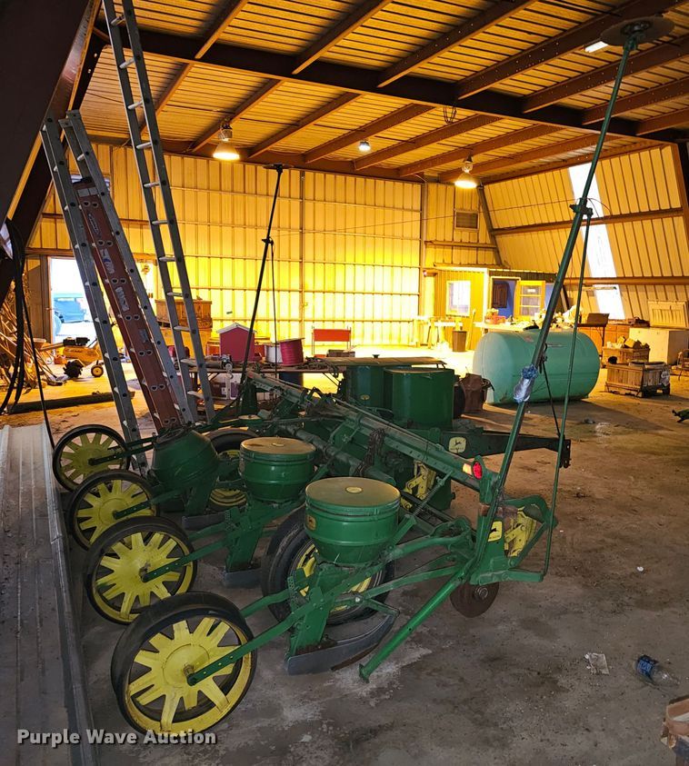 image for item KG9536 John Deere  planter
