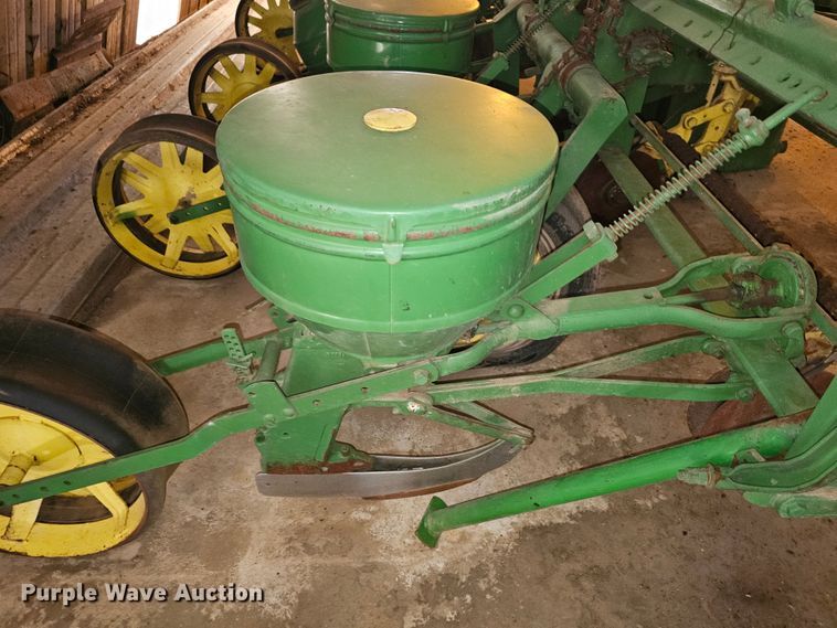 image for item KG9536 John Deere  planter