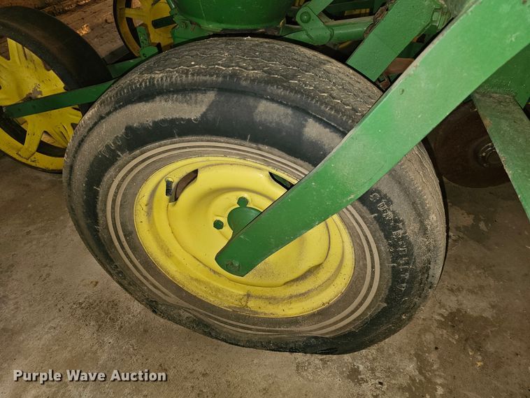 image for item KG9536 John Deere  planter