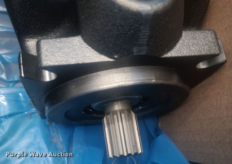 image for item KH9425 (2) hydraulic pumps