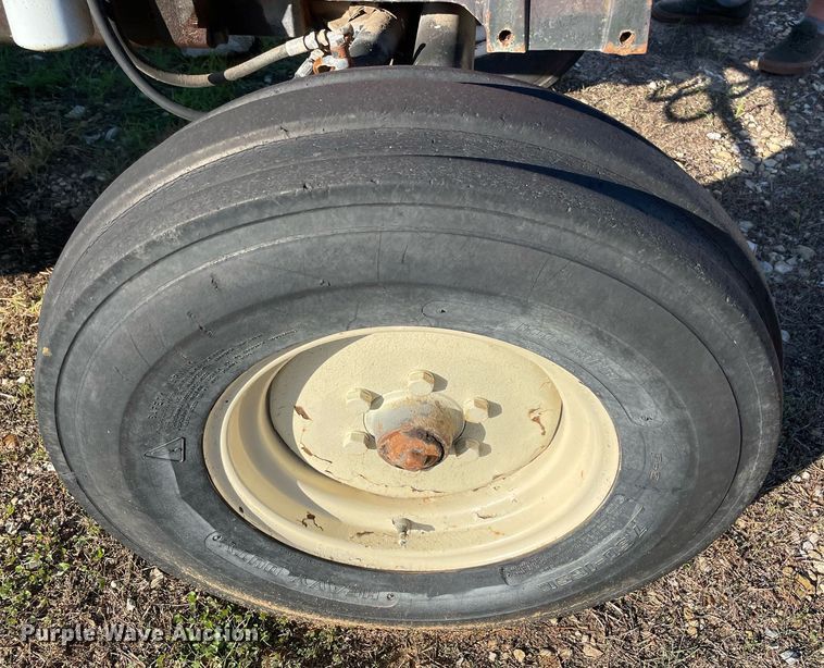 image for item KJ9902 Hesston 566  tractor