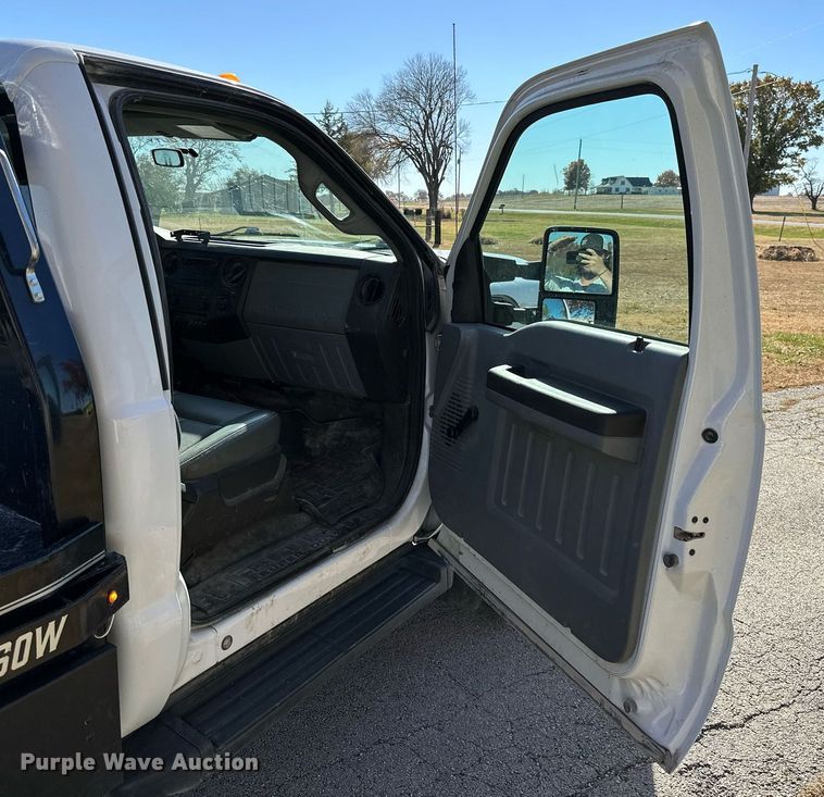 image for item KT9129 2011 Ford F450 Super Duty  flatbed pickup truck