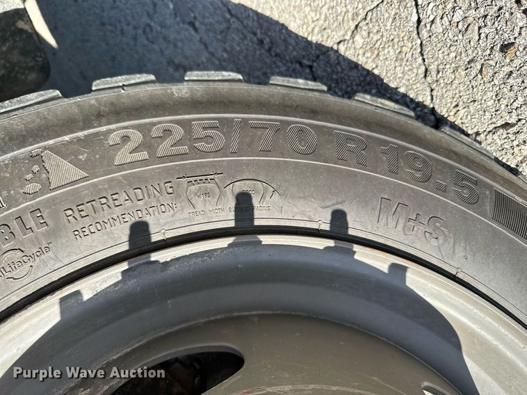 image for item KT9129 2011 Ford F450 Super Duty  flatbed pickup truck