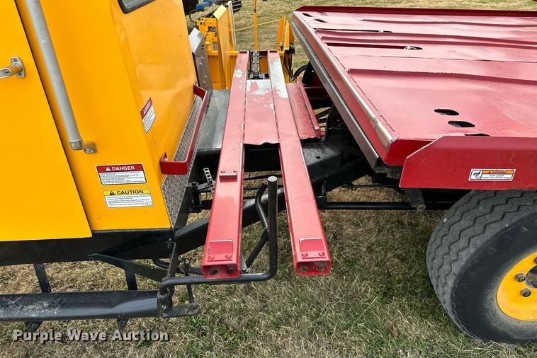 image for item KT9170 New Holland 1068  bale wagon