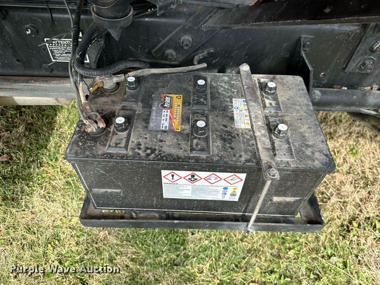 image for item KT9170 New Holland 1068  bale wagon