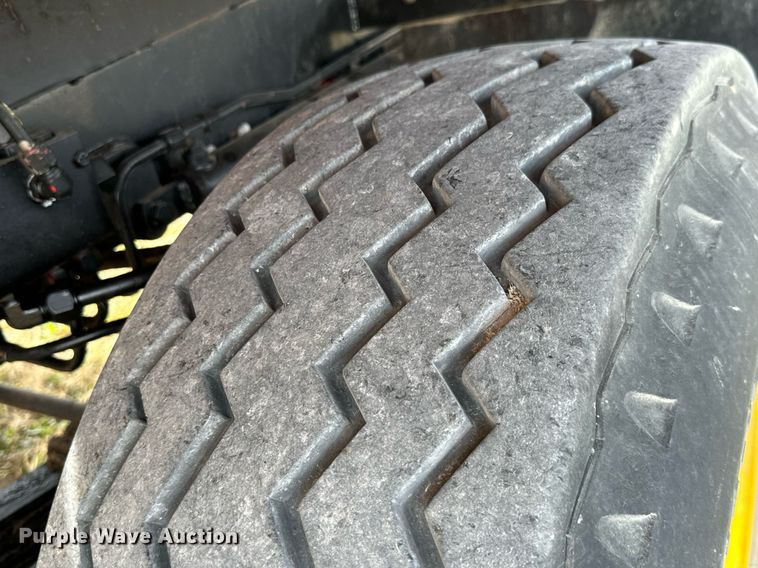 image for item KT9170 New Holland 1068  bale wagon