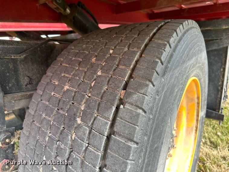 image for item KT9170 New Holland 1068  bale wagon