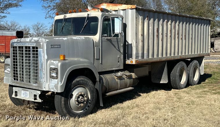 image for item KT9187 1977 International 4200  grain truck