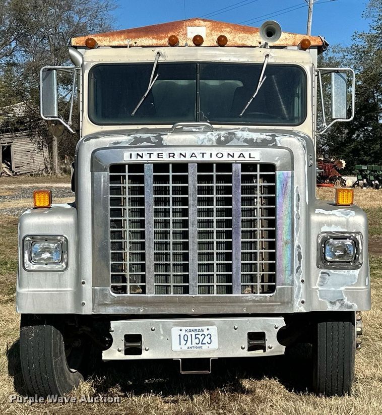 image for item KT9187 1977 International 4200  grain truck