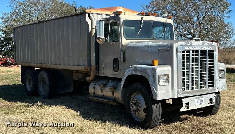 image for item KT9187 1977 International 4200  grain truck