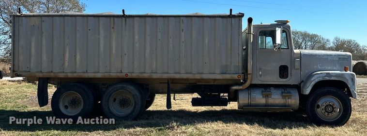 image for item KT9187 1977 International 4200  grain truck