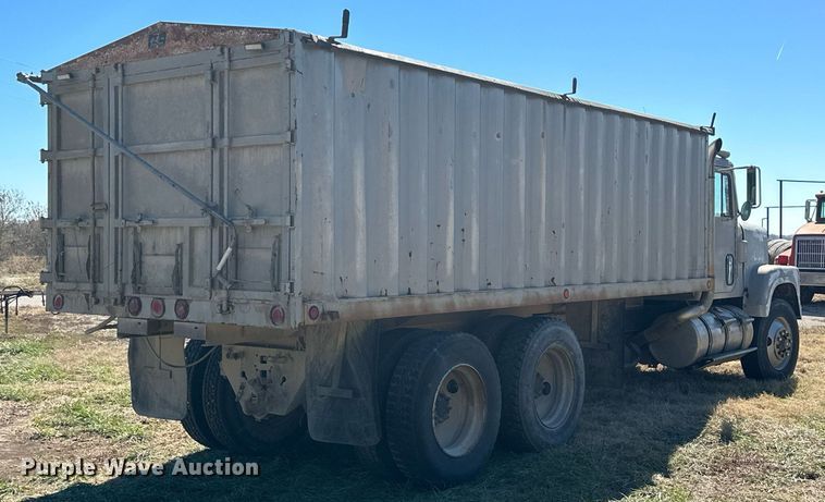 image for item KT9187 1977 International 4200  grain truck