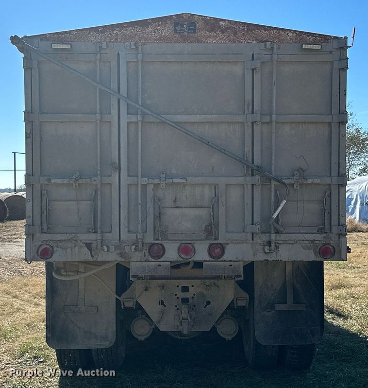 image for item KT9187 1977 International 4200  grain truck