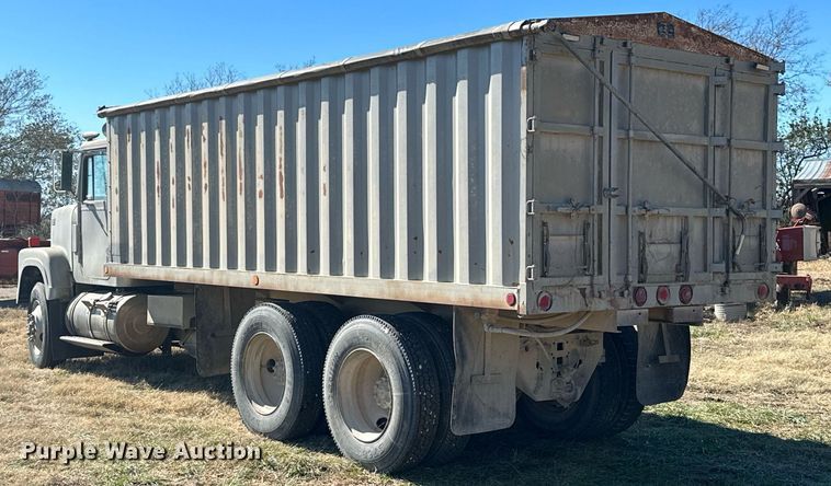 image for item KT9187 1977 International 4200  grain truck