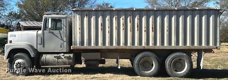 image for item KT9187 1977 International 4200  grain truck