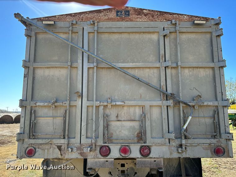 image for item KT9187 1977 International 4200  grain truck
