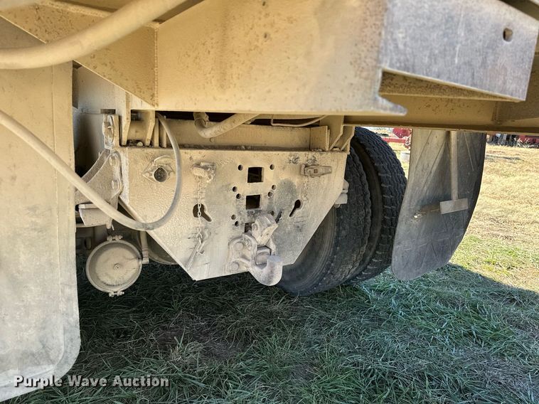 image for item KT9187 1977 International 4200  grain truck