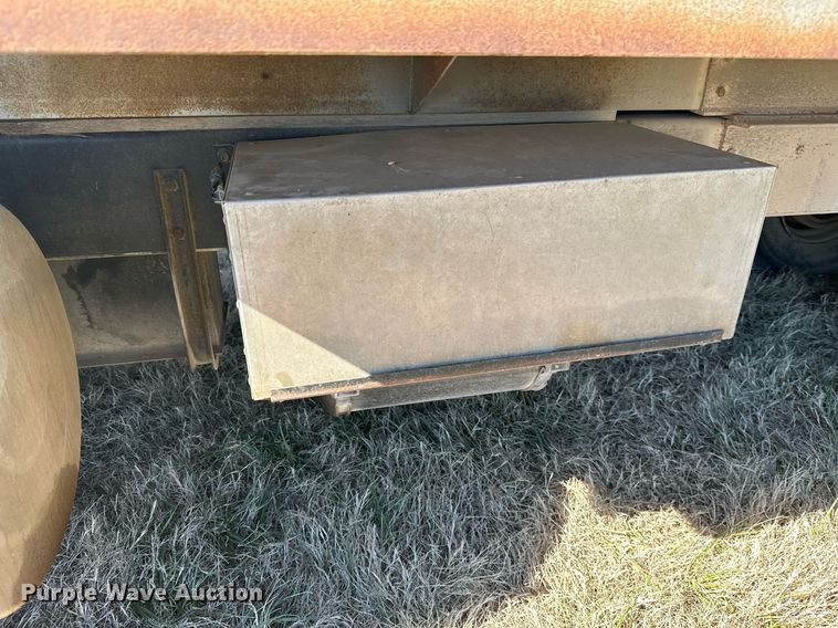 image for item KT9187 1977 International 4200  grain truck