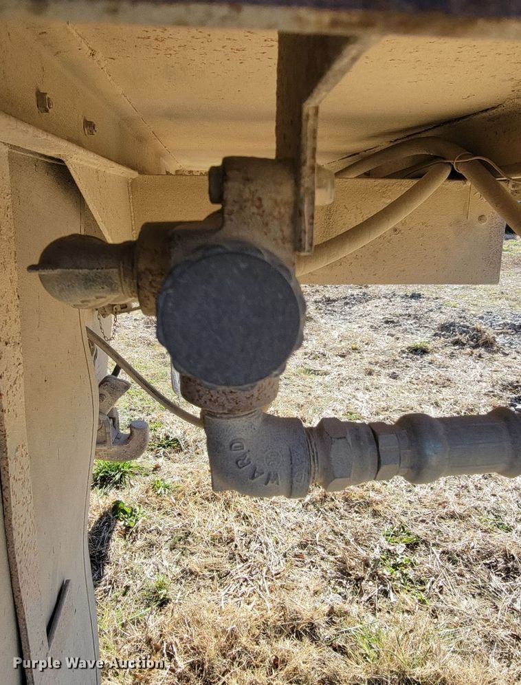 image for item KT9187 1977 International 4200  grain truck