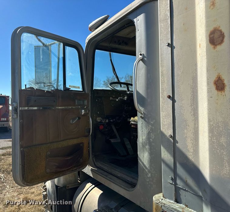 image for item KT9187 1977 International 4200  grain truck