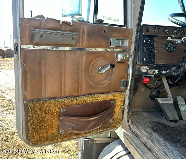 image for item KT9187 1977 International 4200  grain truck