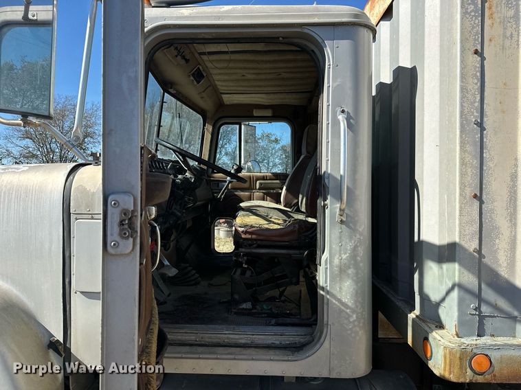 image for item KT9187 1977 International 4200  grain truck