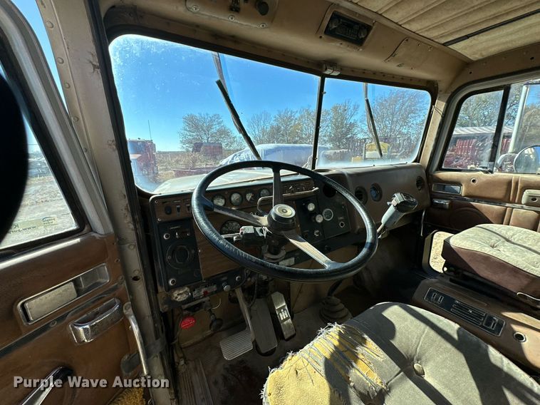 image for item KT9187 1977 International 4200  grain truck