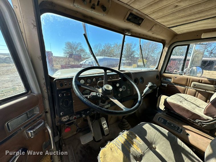 image for item KT9187 1977 International 4200  grain truck