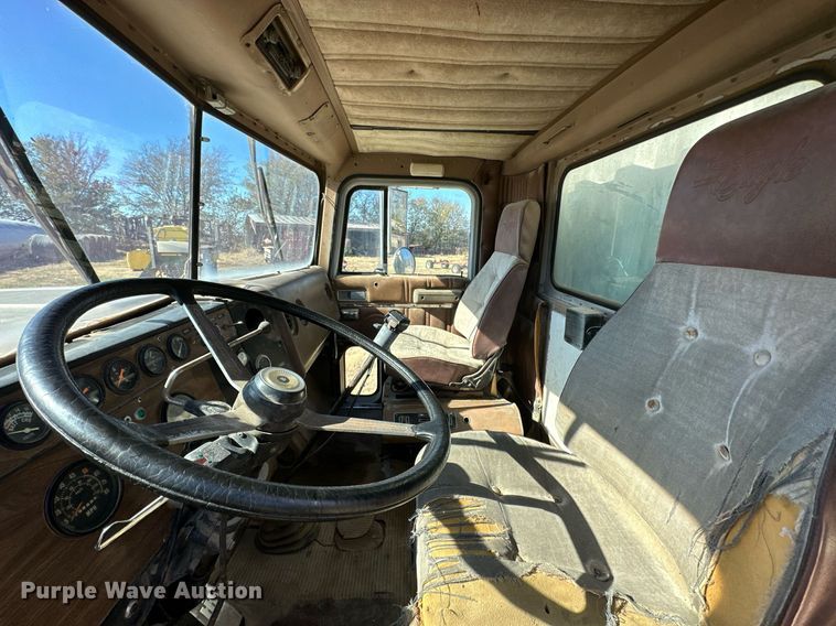 image for item KT9187 1977 International 4200  grain truck