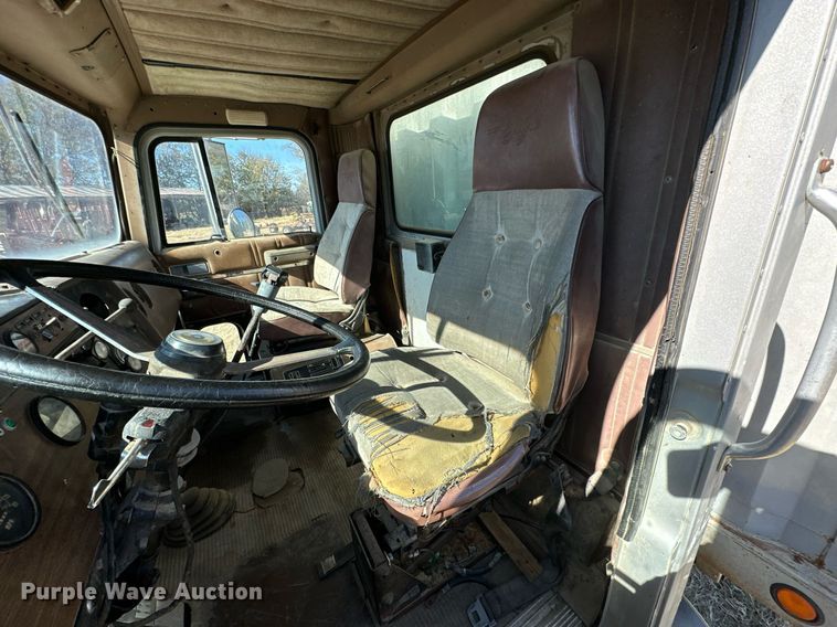 image for item KT9187 1977 International 4200  grain truck