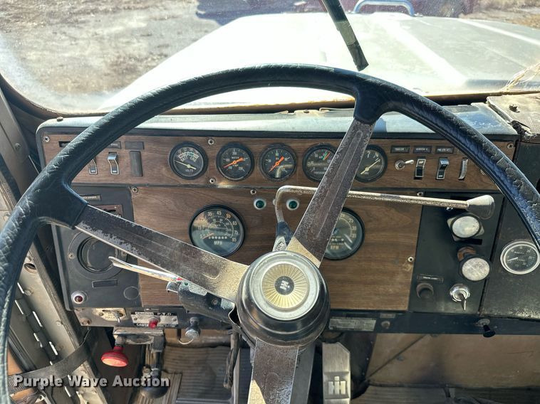 image for item KT9187 1977 International 4200  grain truck