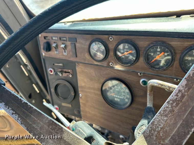 image for item KT9187 1977 International 4200  grain truck