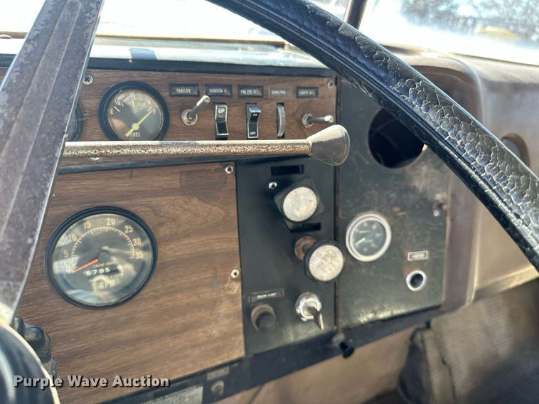 image for item KT9187 1977 International 4200  grain truck