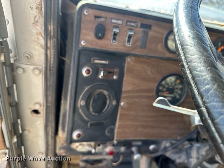 image for item KT9187 1977 International 4200  grain truck