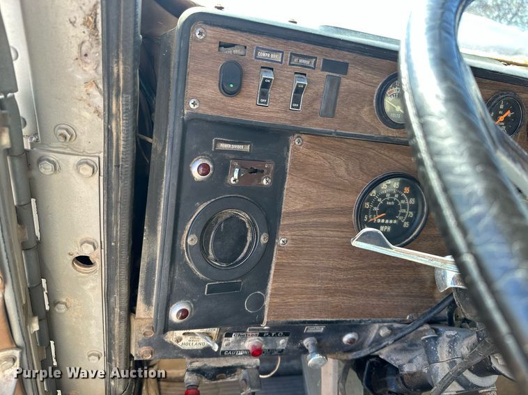 image for item KT9187 1977 International 4200  grain truck